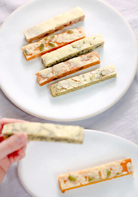 美味しそうなスティックピザの写真